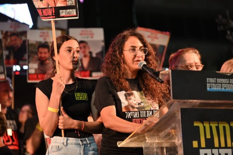 שרון קוניו נואמת בעצרת בכיכר החטופים. "העם רוצה, אבל יש מי שמתנגדים להציל חיים" (צילום: פאולינה פטימר)