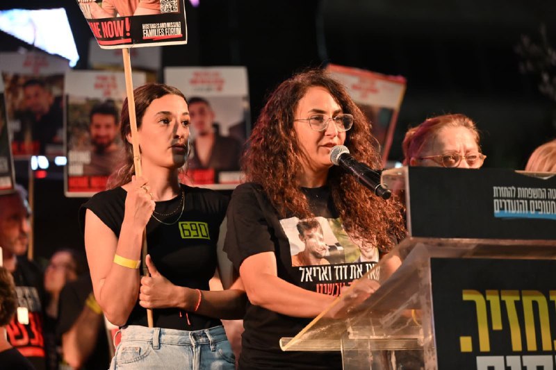 שרון קוניו נואמת בעצרת בכיכר החטופים. "העם רוצה, אבל יש מי שמתנגדים להציל חיים" (צילום: פאולינה פטימר) שרון קוניו נואמת בעצרת בכיכר החטופים. "העם רוצה, אבל יש מי שמתנגדים להציל חיים" (צילום: פאולינה פטימר)