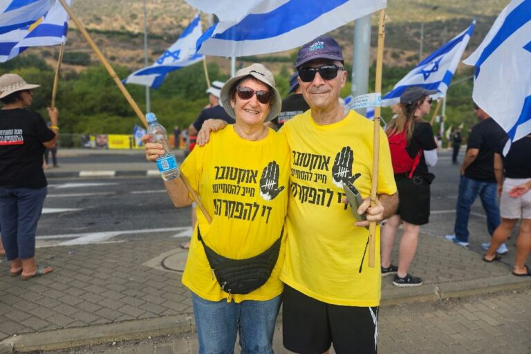 פיטר ולזלי איצקוביץ'. פיטר: "מחזק אותי לראות שהמון אנשים בכל הארץ מרגישים שיש על מה להילחם" (צילום: מאיה רונן)