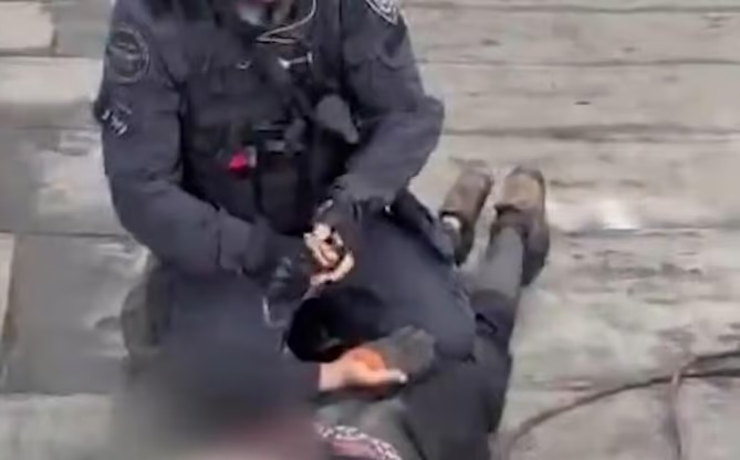 רגע המעצר של פלסטיני מטול כרם באתר בנייה ברעננה, בחשד שתכנן לבצע פיגוע בעיר (צילום: דוברות המשטרה)