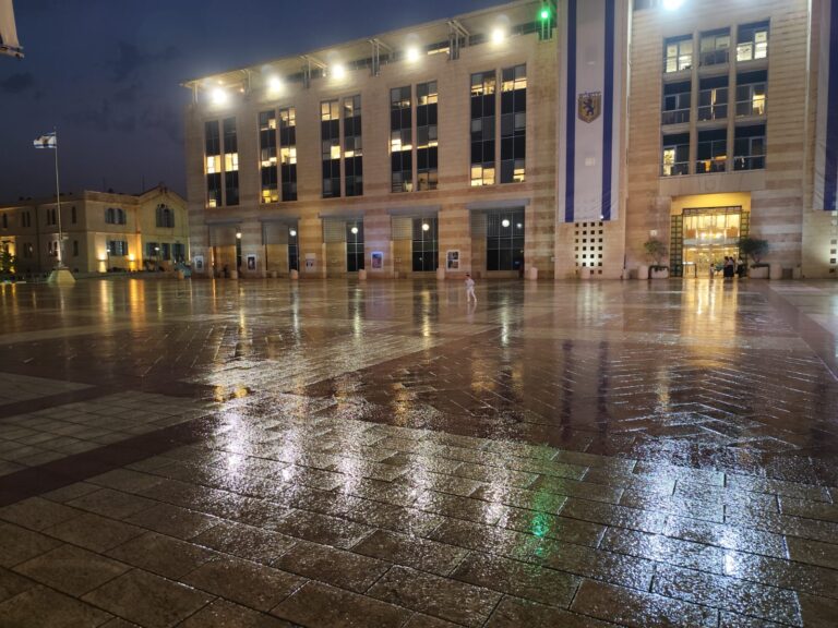 כיכר ספרא בירושלים, בערב 12 באוגוסט (צילום: צח בר-תור)