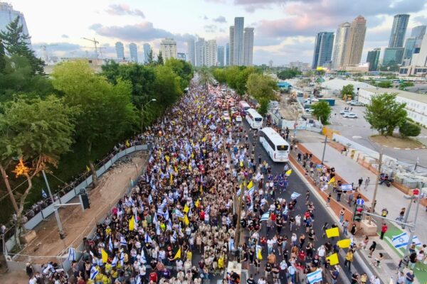 צועדים לעבר כיכר החטופים בתל אביב (צילום: שב"פ)