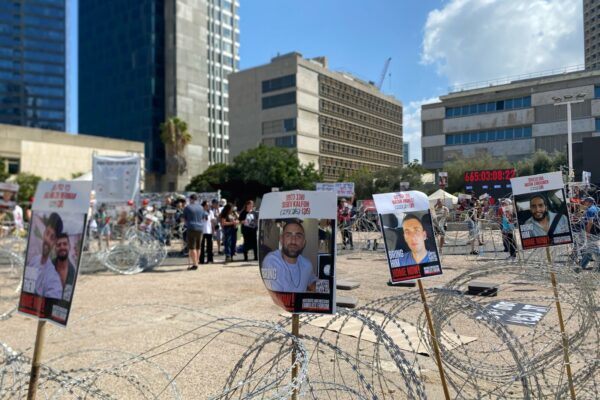 מיצג גדרות התיל בכיכר החטופים (צילום: יהל פרג')