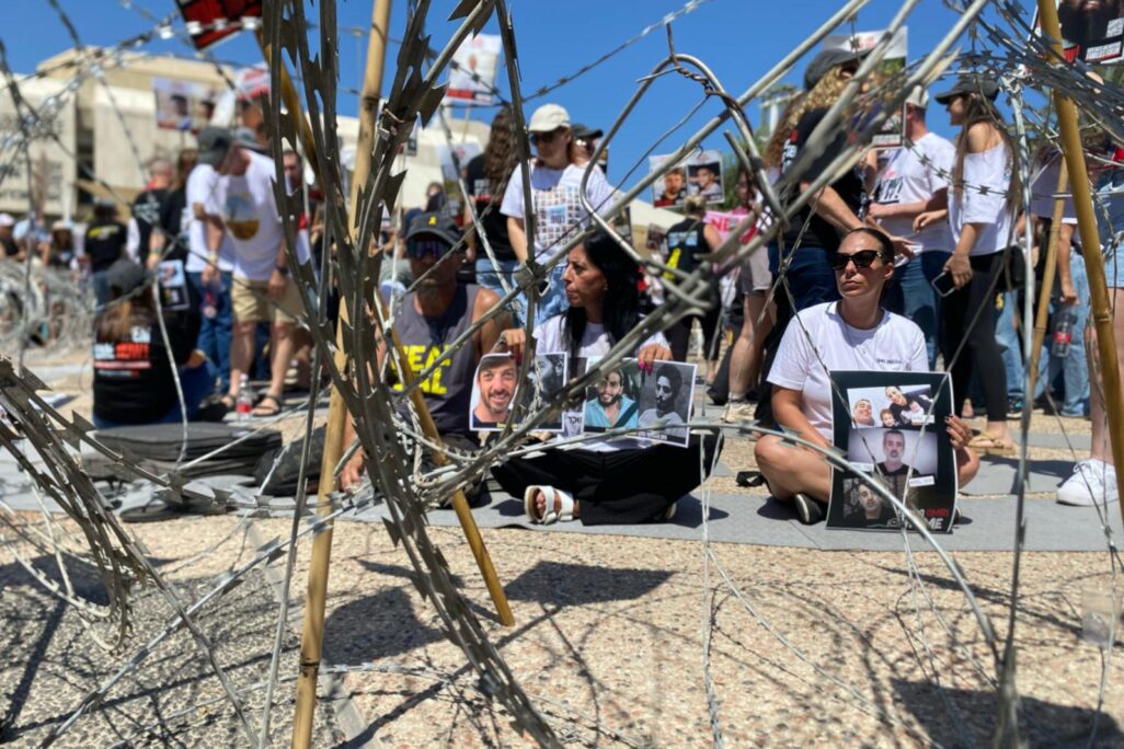 משפחות חטופים עם תמונות קרוביהם במיצב גדרות התיל (צילום: יהל פרג') משפחות חטופים עם תמונות קרוביהם במיצב גדרות התיל (צילום: יהל פרג')