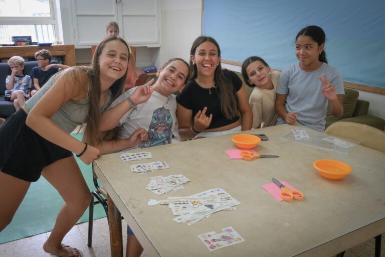 תחנת קעקועים בפעילות הקיץ (צילום: דוד טברסקי)