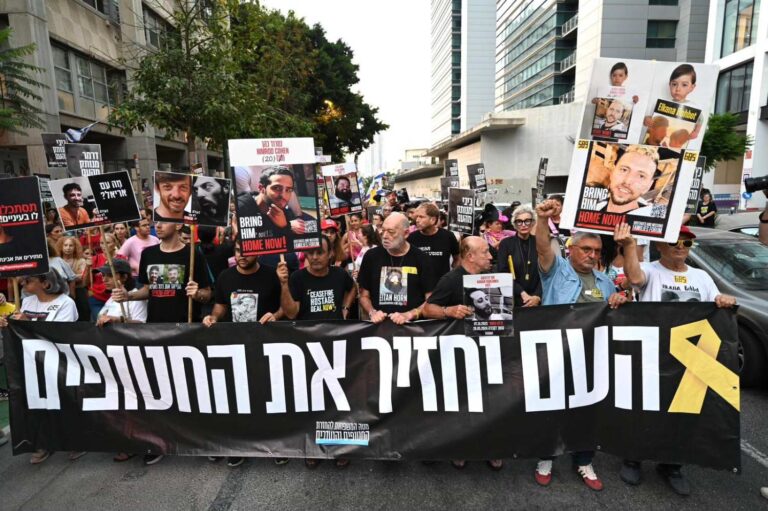 צעדת משפחות החטופים בתל אביב (צילום: אוריאל אבן ספיר)