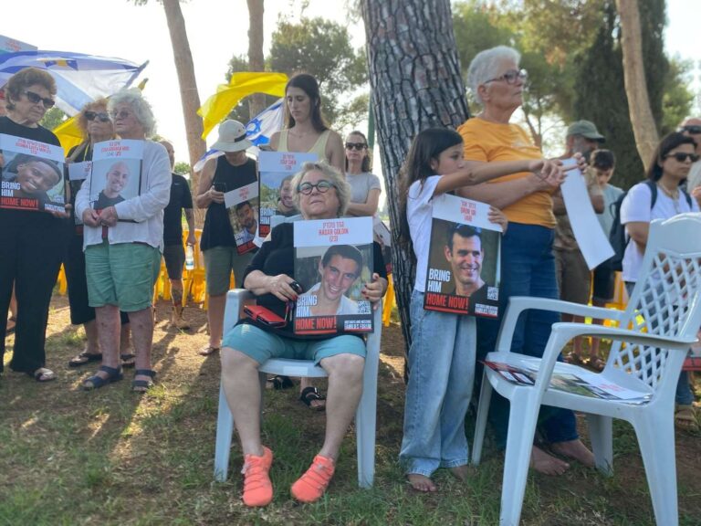 משפחות חטופים בקבלת שבת מול בית שר הביטחון ישראל כ״ץ בכפר אחים (צילום: יהל פרג׳)