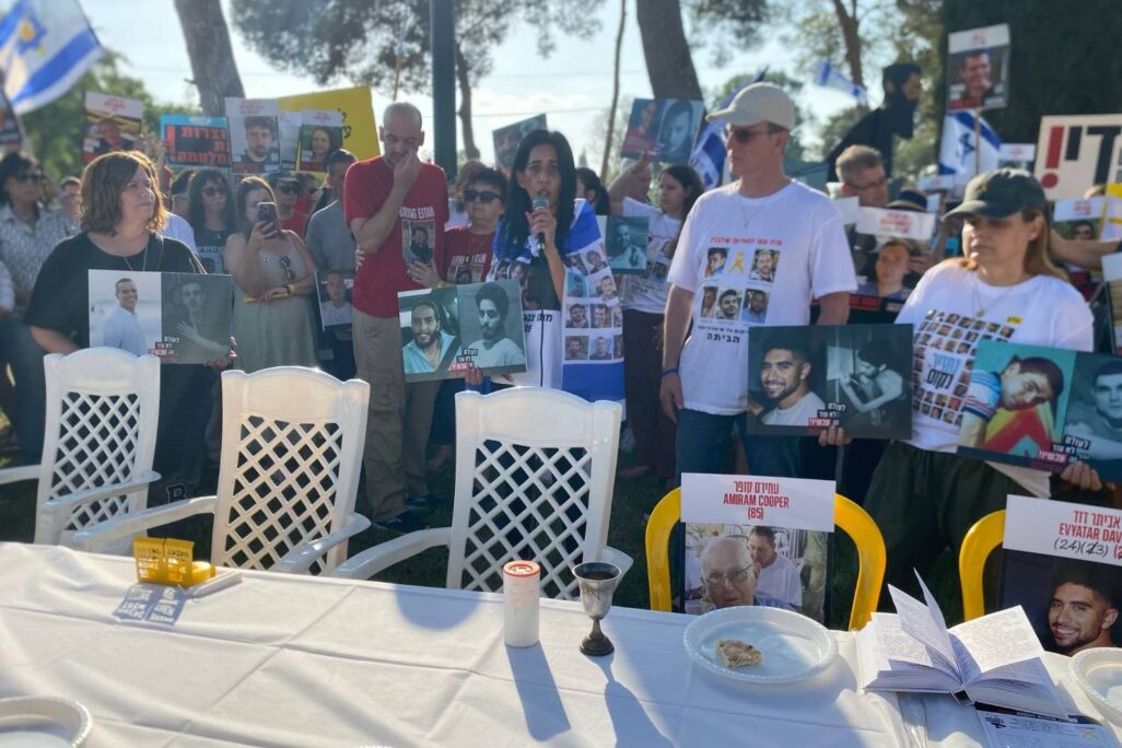 קבלת שבת של משפחות החטופים מול בית שר הביטחון ישראל כ״ץ בכפר אחים (צילום: יהל פרג׳) קבלת שבת של משפחות החטופים מול בית שר הביטחון ישראל כ״ץ בכפר אחים (צילום: יהל פרג׳)
