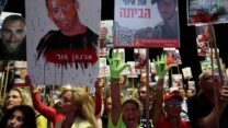 מפגינים בתל אביב קוראים להשבת החטופים וסיום המלחמה בעזה (צילום: REUTERS/Nir Elias)