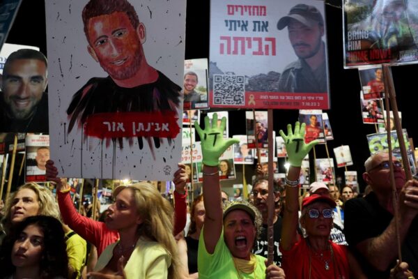 מפגינים בתל אביב קוראים להשבת החטופים וסיום המלחמה בעזה (צילום: REUTERS/Nir Elias)