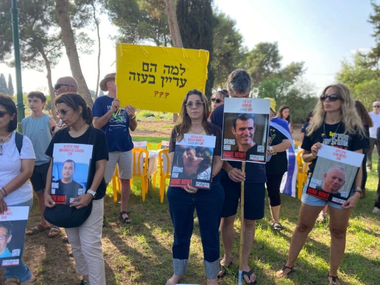 משפחות חטופים בקבלת שבת מול בית שר הביטחון ישראל כ״ץ בכפר אחים (צילום: יהל פרג׳)