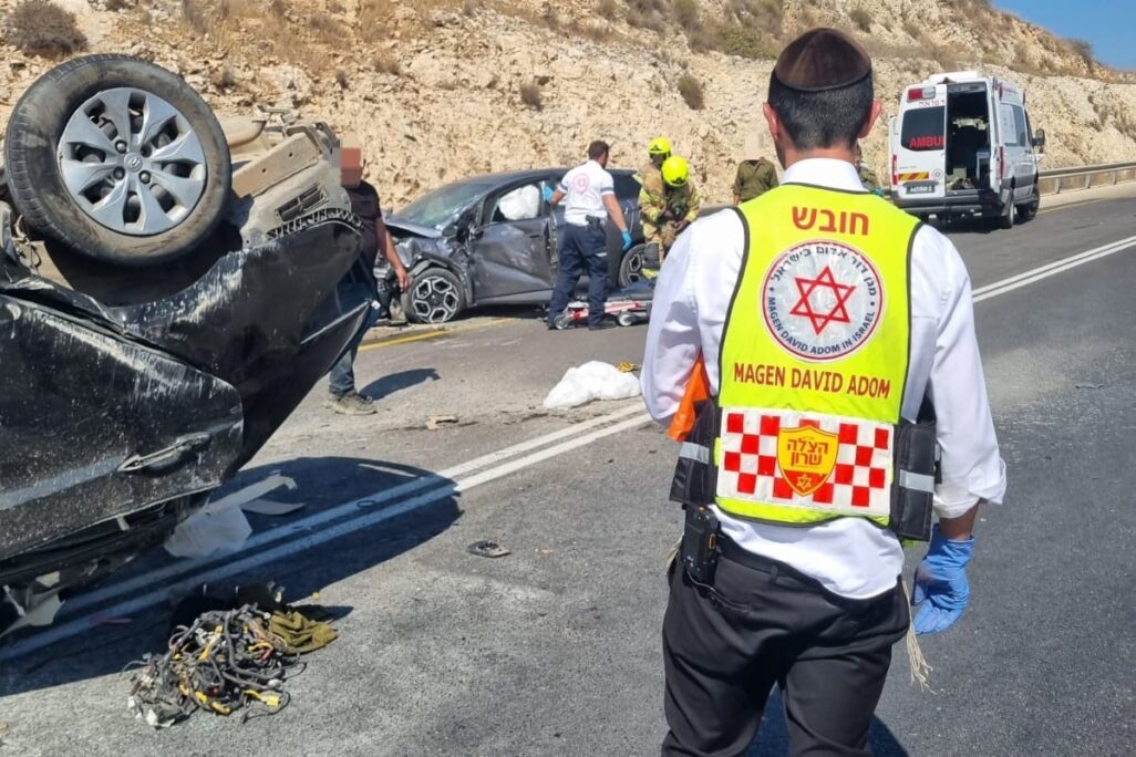 חובש מד"א בתאונת דרכים קטלנית בכביש 611, 20 באוגוסט 2025 (צילום: תיעוד מבצעי מד"א)