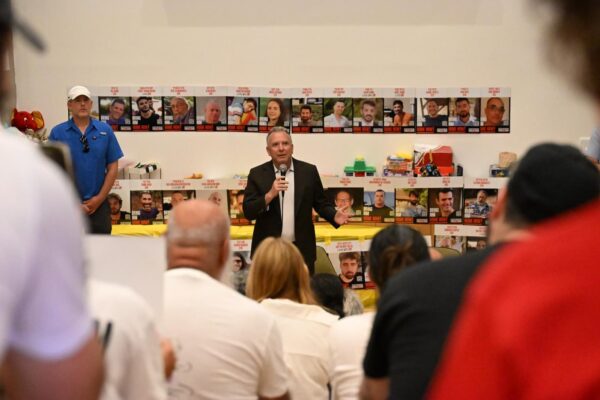 סטיב וויטקוף עם משפחות החטופים (צילום: פאולינה פטימר)