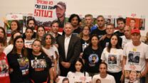 סטיב וויטקוף עם משפחות החטופים (צילום: פאולינה פטימר)