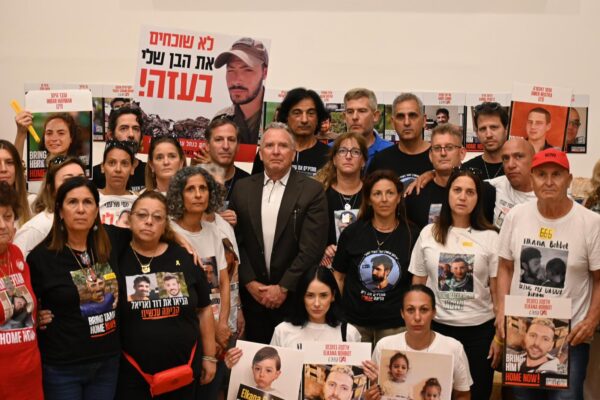 סטיב וויטקוף עם משפחות החטופים (צילום: פאולינה פטימר)