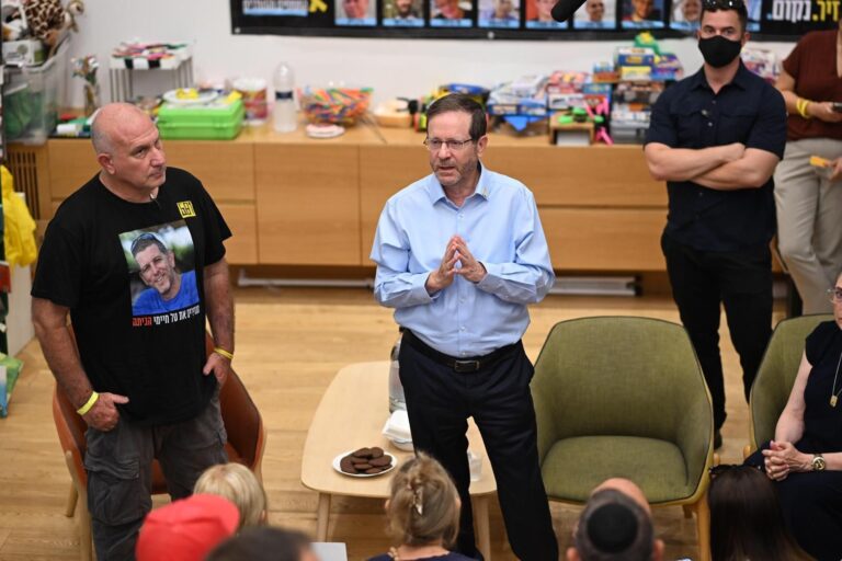 נשיא המדינה יצחק הרצוג בכיכר החטופים (צילום: ליאור רוטשטיין)