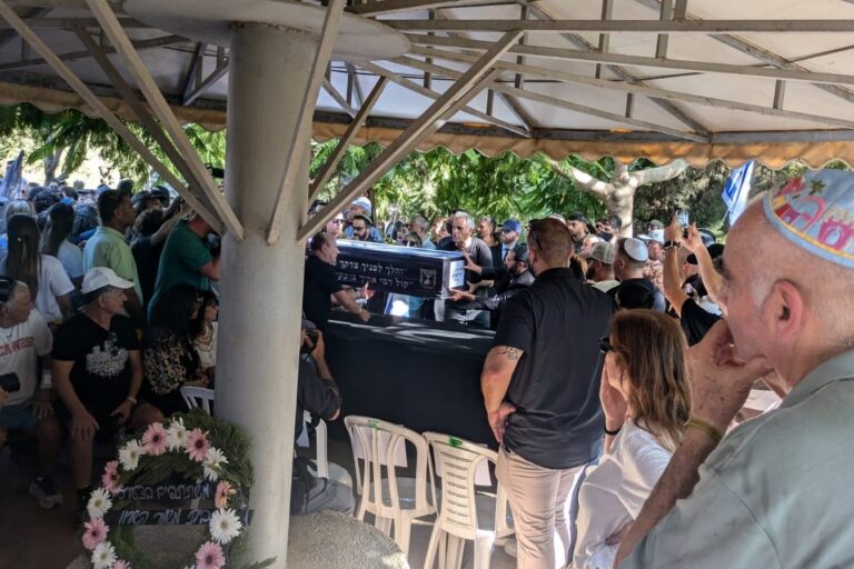 הלווייתו של עידן שתיוי ז"ל במושב כפר מעש שבדרום השרון (צילום: ניצן צבי כהן)