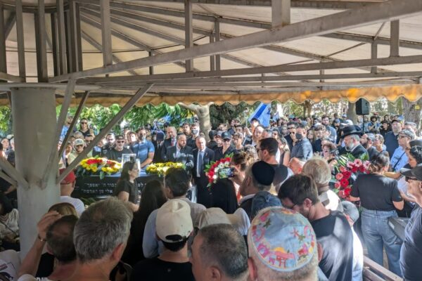הלווייתו של עידן שתיוי ז"ל במושב כפר מעש שבדרום השרון (צילום: ניצן צבי כהן)