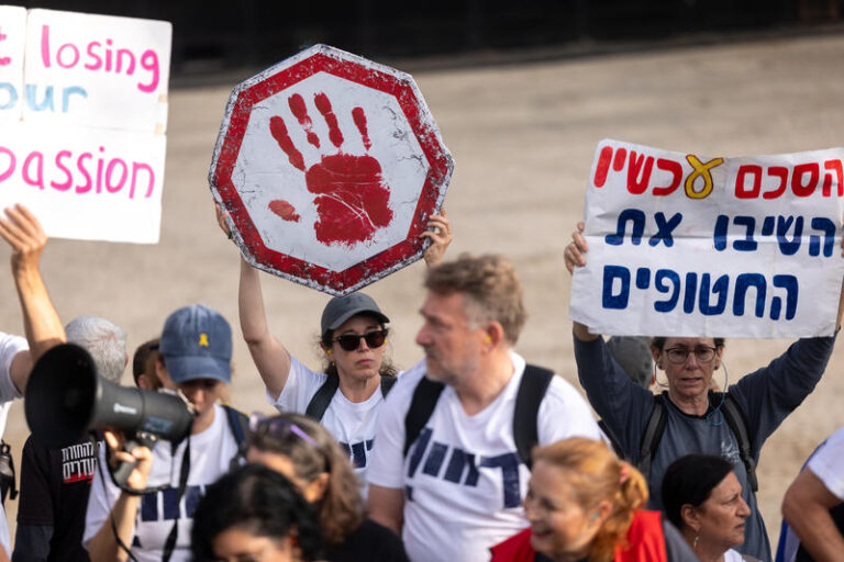 מפגינים נגד המשך המלחמה ולמען שחרור החטופים בירושלים (צילום: יונתן זינדל/Flash90)
