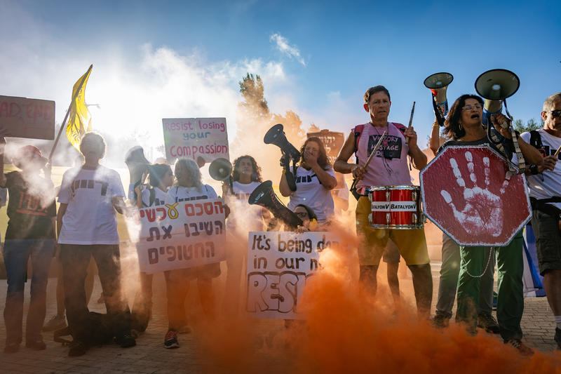 מפגינים למען שחרור החטופים מחוץ למשכן הכנסת בירושלים (צילום: יונתן זינדל, פלאש90) מפגינים למען שחרור החטופים מחוץ למשכן הכנסת בירושלים (צילום: יונתן זינדל, פלאש90)