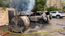 רכב שרוף שעלה באש סמוך למעון ראש הממשלה בירושלים (צילום: דוברות כבאות והצלה)