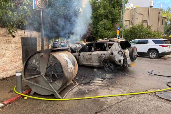 רכב שרוף שעלה באש סמוך למעון ראש הממשלה בירושלים (צילום: דוברות כבאות והצלה)