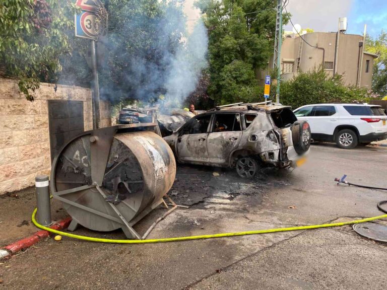 רכב שעלה באש סמוך למעון ראש הממשלה בירושלים (צילום: דוברות כבאות והצלה)