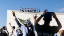 מפגינים מתבצרים על גג הספרייה הלאומית בירושלים (צילום: חיים גולדברג, פלאש90)