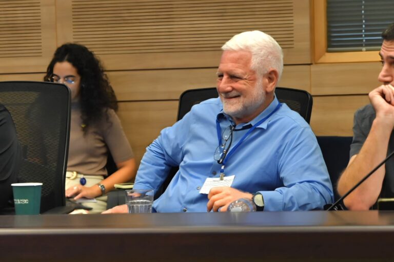 סגן הרמטכ"ל לשעבר אלוף (במיל') דן הראל, בדיון בוועדה לביקורת המדינה בנושא גיוס חרדים לצה"ל (צילום: אור גואטה)