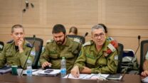 רמ"ט אכ"א תא"ל אמיר ודמני (מימין) עם קציני אגף הכלכלה בצה"ל, בוועדת החוץ וביטחון (צילום: נועם מושקוביץ, דוברות הכנסת)