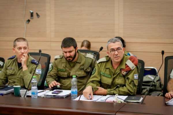 רמ"ט אכ"א תא"ל אמיר ודמני (מימין) עם קציני אגף הכלכלה בצה"ל, בוועדת החוץ וביטחון (צילום: נועם מושקוביץ, דוברות הכנסת)