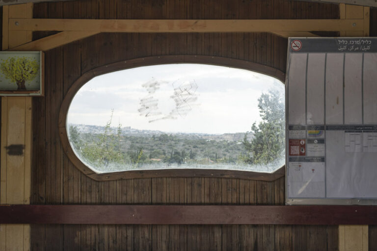 תחנת אוטובוס בכליל ביום ההכרזה על הפסקת אש (צילום: דורון עובד)
