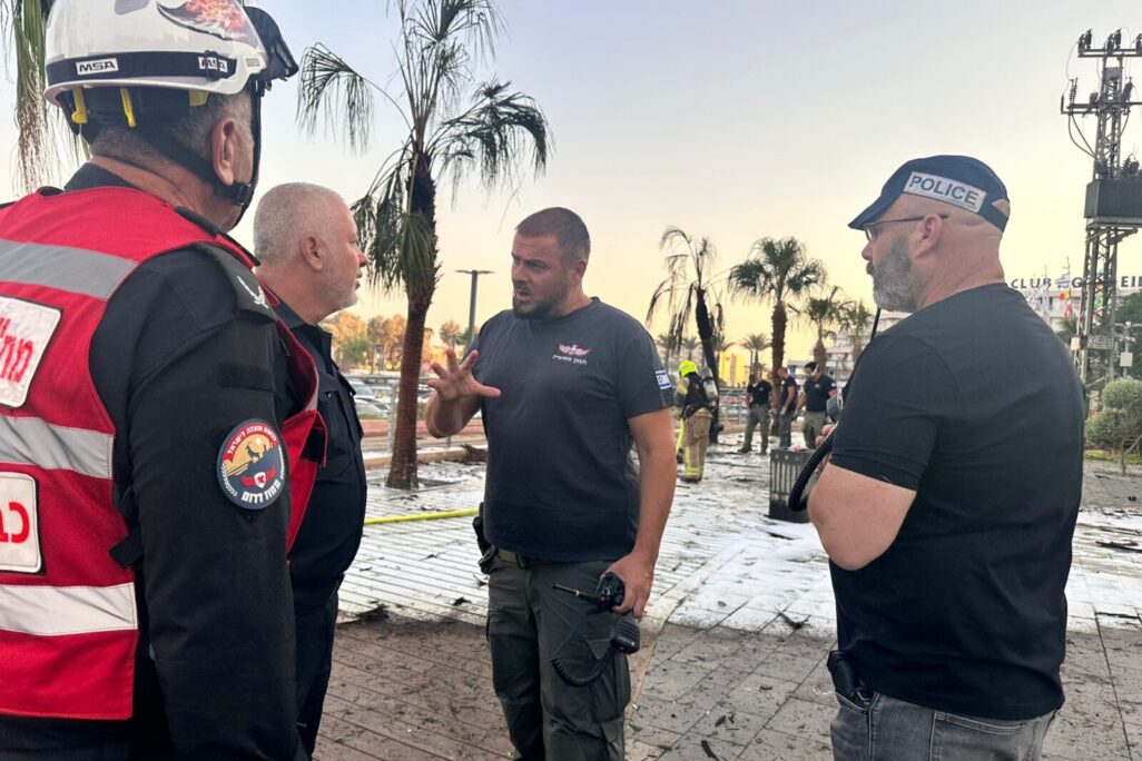 כוחות משטרת מרחב אילת פועלים בזירת פגיעת הכטב"ם (צילום: המשטרה) כוחות משטרת מרחב אילת פועלים בזירת פגיעת הכטב"ם (צילום: המשטרה)
