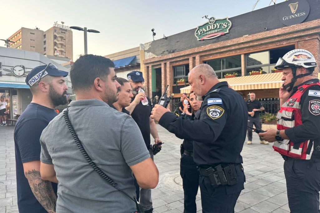 כוחות משטרת מרחב אילת פועלים בזירת פגיעת הכטב"ם (צילום: המשטרה) כוחות משטרת מרחב אילת פועלים בזירת פגיעת הכטב"ם (צילום: המשטרה)