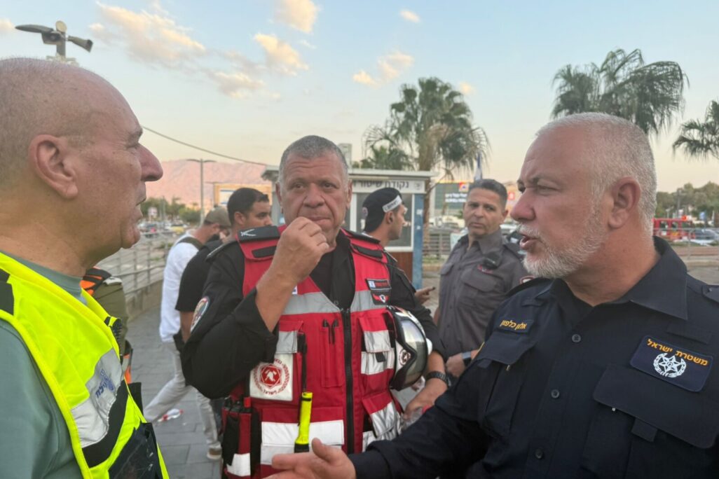 מפקד משטרת מרחב אילת נצ"ם אלון כלפון (מימין) מפקד כבאות והצלה אילת תת טפסר יהודה קזנטיני וראש עיריית אילת אלי לנקרי בהערכת מצב ראשונית בזירת נפילת הכטב"ם (צילום: דוברות עיריית אילת) מפקד משטרת מרחב אילת נצ"ם אלון כלפון (מימין) מפקד כבאות והצלה אילת תת טפסר יהודה קזנטיני וראש עיריית אילת אלי לנקרי בהערכת מצב ראשונית בזירת נפילת הכטב"ם (צילום: דוברות עיריית אילת)