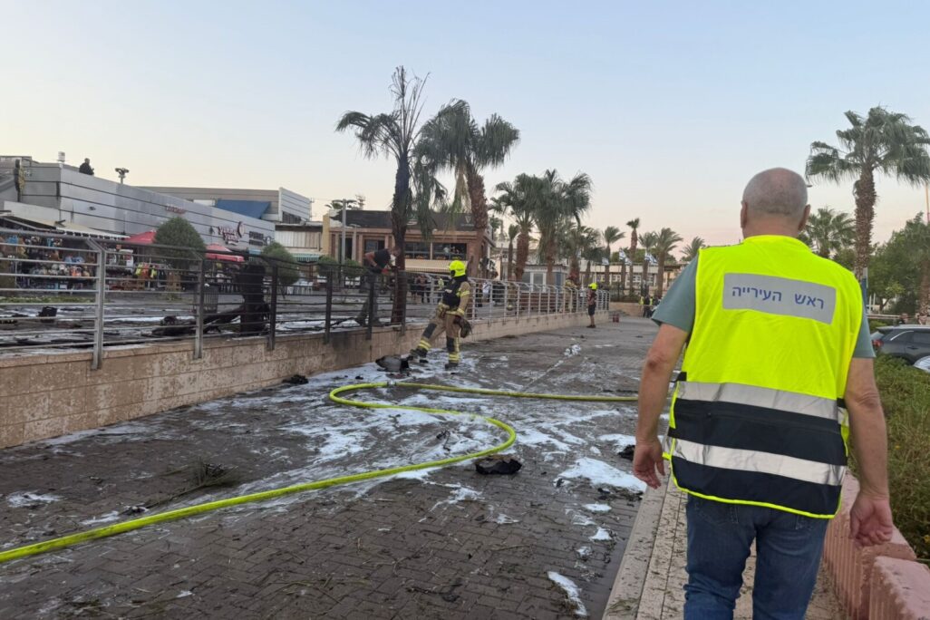 ראש עיריית אילת בזירת פגיעת הכטב"ם באילת (צילום: דוברות עיריית אילת) ראש עיריית אילת בזירת פגיעת הכטב"ם באילת (צילום: דוברות עיריית אילת)