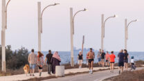 טיילת בבת גלים בחיפה (צילום: דור פזואלו,Flash90)