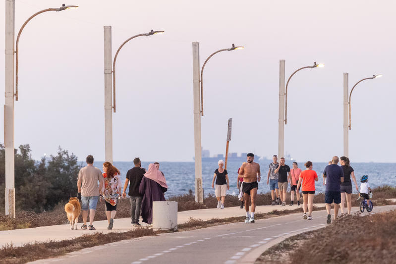 טיילת בבת גלים בחיפה (צילום: דור פזואלו,Flash90) טיילת בבת גלים בחיפה (צילום: דור פזואלו,Flash90)
