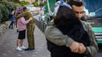 חיילי מילואים נפרדים מבנות זוגם לפני יציאתם לשירות (צילום: חיים גולדברג/Flash90)