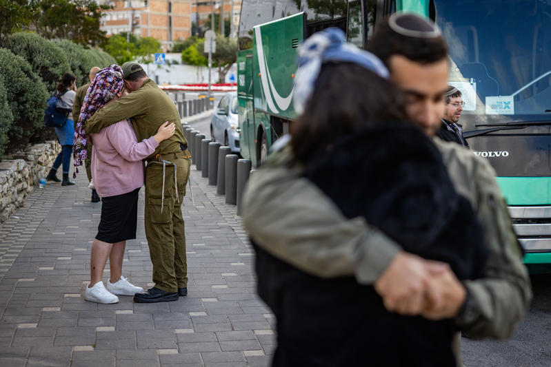 חיילי מילואים נפרדים מבנות זוגם לפני יציאתם לשירות (צילום: חיים גולדברג/Flash90)