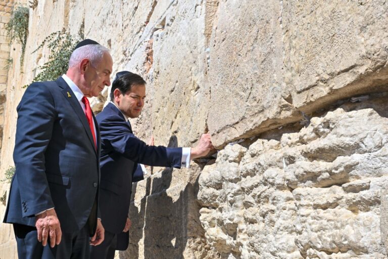ראש הממשלה בנימין נתניהו עם מזכיר המדינה האמריקאי מרקו רוביו בכותל המערבי (צילום: קובי גדעון/ לע״מ)