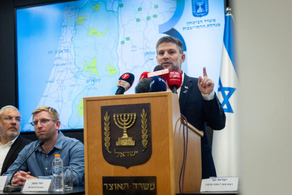 ר בצלאל סמוטריץ' במסיבת עיתונאים עם ראשי ערים של התנחלויות באזורי יו"ש, במשרד האוצר בירושלים (צילום: יונתן זינדל, Flash90)