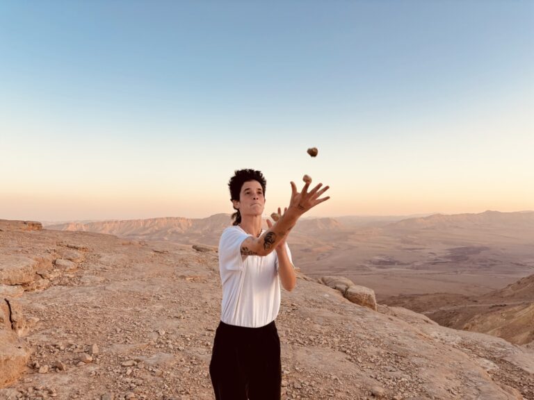 עומר קורן מדגימה ג'אגלינג עם אבנים: "לא נראה לי שיש משהו שמישהי מאיתנו מחליטה עליו לבד"  (צילום: מיה ולנטיין)