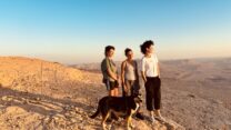 האומניות, מקימות פרויקט "סהרה" (מימין לשמאל): מיכל ליטמן, עומר קורן ושירה תמרי, עם הכלבה יוקו. "רצינו להצליח להתקיים פה כאומנים ולא להצטרך לנסוע למרכז בשביל להתפרנס" (צילום: מיה ולנטיין)