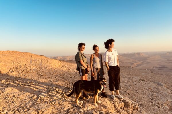 האומניות, מקימות פרויקט "סהרה" (מימין לשמאל): מיכל ליטמן, עומר קורן ושירה תמרי, עם הכלבה יוקו. "רצינו להצליח להתקיים פה כאומנים ולא להצטרך לנסוע למרכז בשביל להתפרנס" (צילום: מיה ולנטיין)