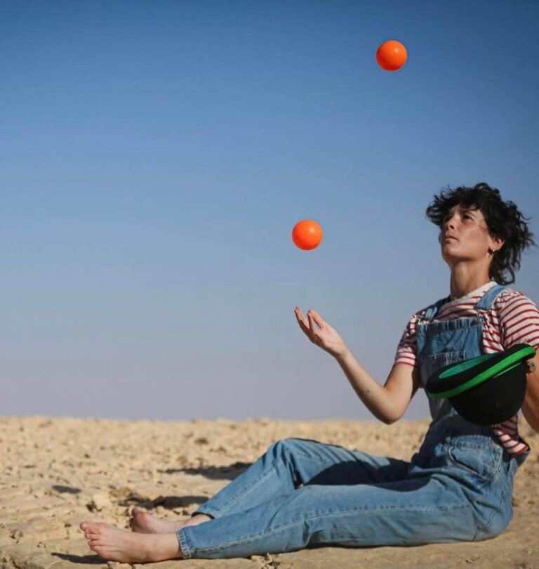 עושה ג'אגלינג. "גיליתי שאפשר להתפרנס מזה" (צילום: תאיר מלכא)