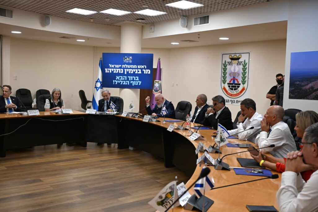 ראש הממשלה בנימין נתניהו בפגישה עם ראשי ערים בנוף הגליל (צילום: לע"מ) ראש הממשלה בנימין נתניהו בפגישה עם ראשי ערים בנוף הגליל (צילום: לע"מ)