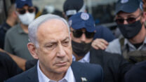 ראש הממשלה בנימין נתניהו בזירת הפיגוע בצומת רמות שבירושלים (צילום: חיים גולדברג, פלאש90)