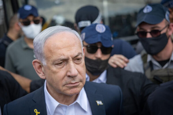 ראש הממשלה בנימין נתניהו בזירת הפיגוע בצומת רמות שבירושלים (צילום: חיים גולדברג, פלאש90)