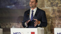 ראש ממשלת מלטה, רוברט אבלה, במסיבת עיתונאים בפאפוס, קפריסין, אוקטובר 2024 (צילום: AP Photo/Petros Karadjias)